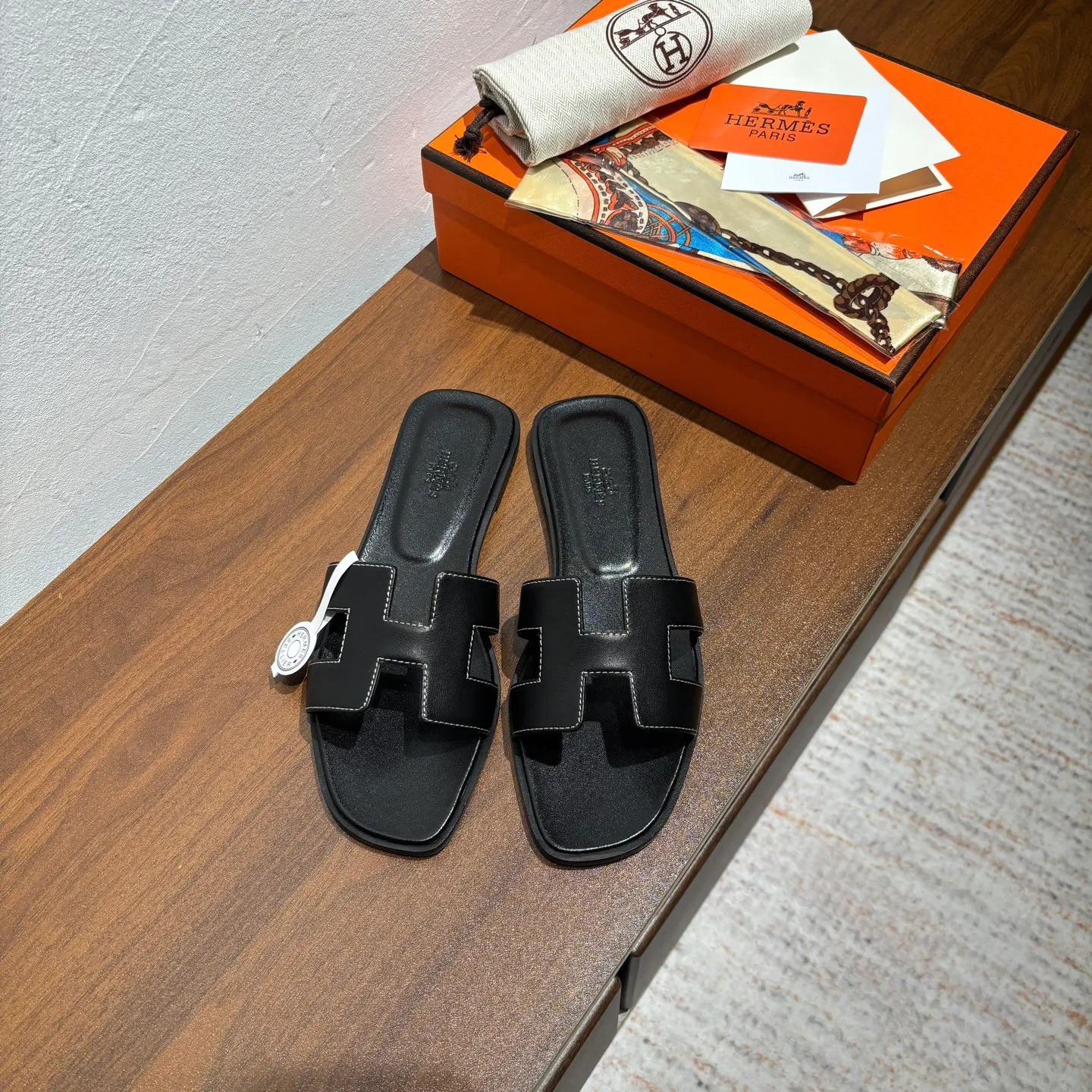 👟👟Ex-factory price 480👟👟 Brand💗: The latest color series from HERMES official website Code number💗: 35-40 full size (34 41 42 customized, non-refundable and non-exchangeable) Upper material💗: Classic plain calfskin Sole material💗: Zero-crack genuine leather mid-sole👑👑👑 Fully dyed HERMES Plain calfskin sandals, a historical representative work, the timeless classic H sandals, suitable for home and travel, this shoe is the finishing touch of your wardrobe, it looks great on the feet💃🏻💃🏻💃🏻